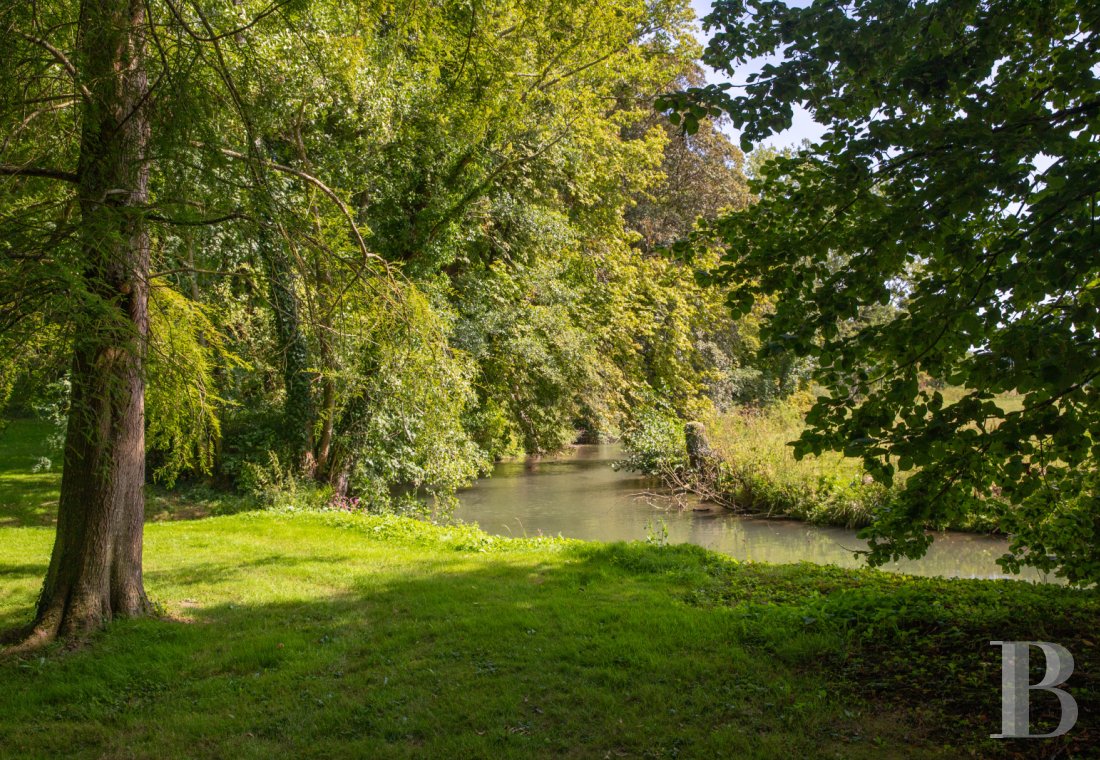 Dans le Perche, au nord-est de Bellême, une maison des 18e et 19e siècle au milieu de grands arbres  - photo  n°3